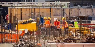 Personen auf einer Baustelle