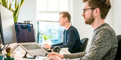 Mann sitzt im Büro vor dem PC