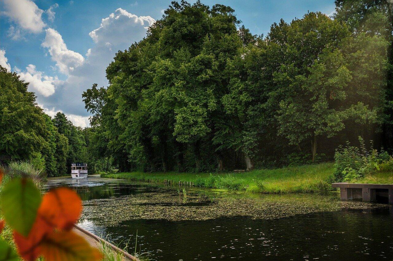 Passagierschiff auf einem Fluss