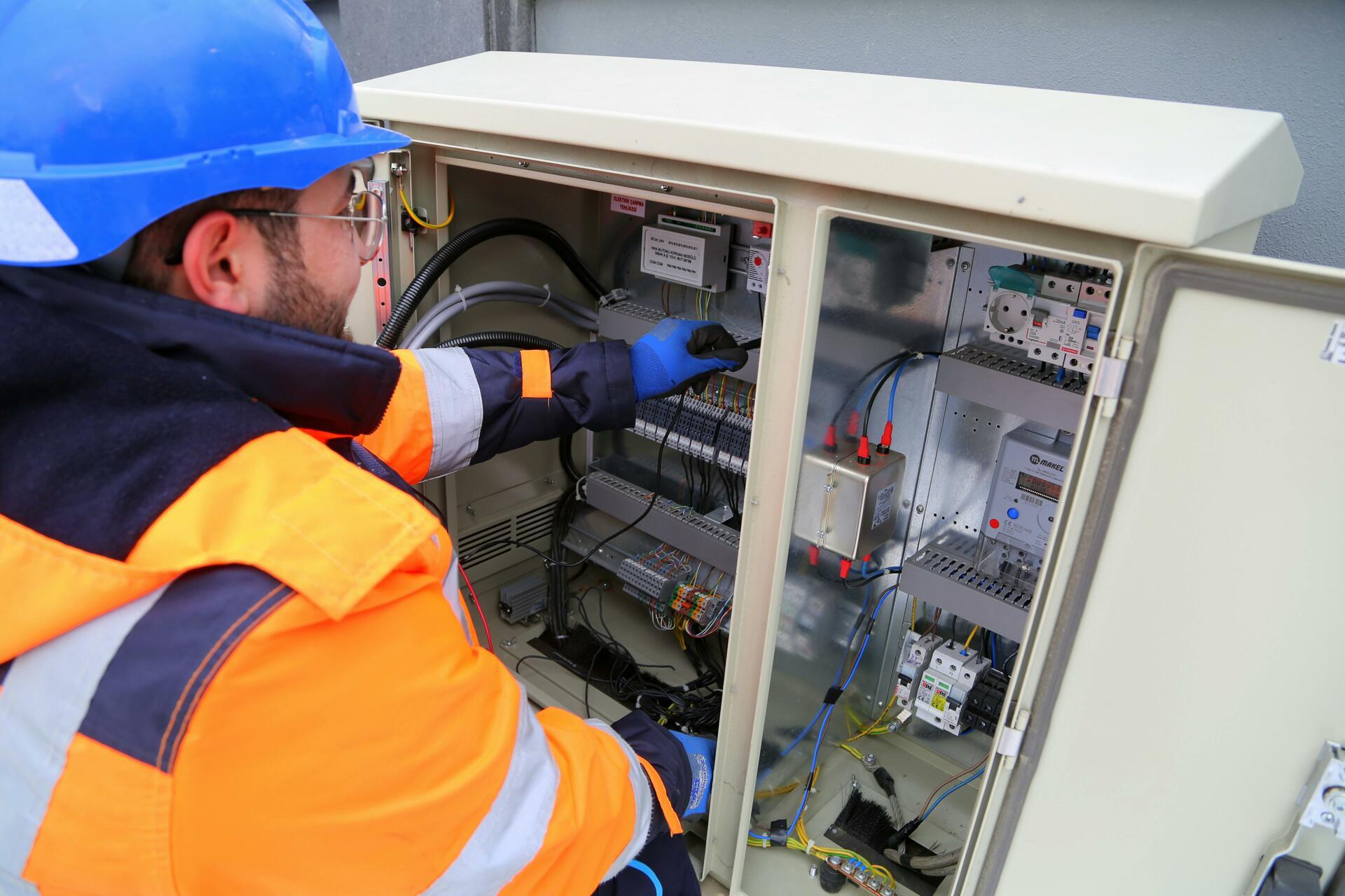 Elektriker bei der Arbeit an einem Sicherungskasten