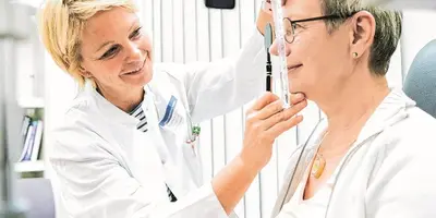 Orthoptistin bei der Arbeit