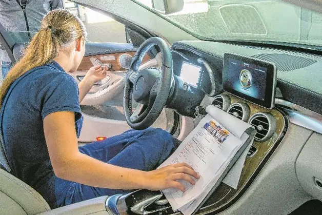Auszubildende zur Kfz-Mechatronikerin bei der Arbeit