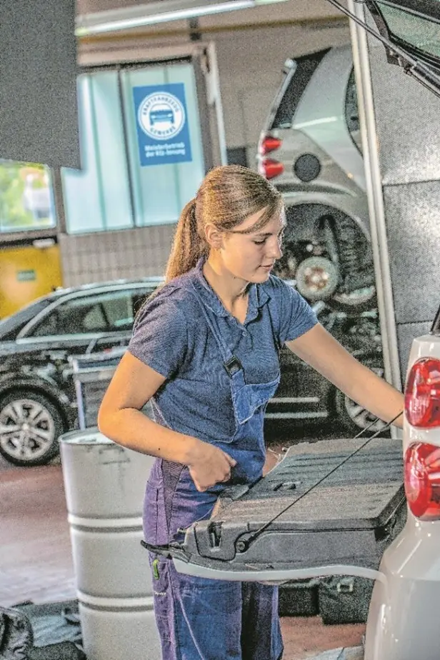 Auszubildende zur Kfz-Mechatronikerin bei der Arbeit