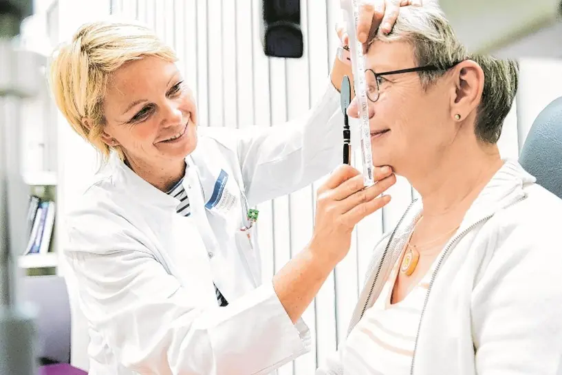 Orthoptistin bei der Arbeit